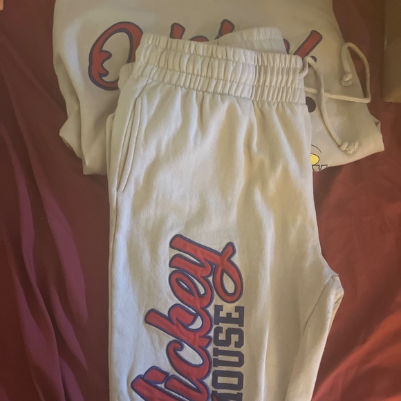 Woman’s Mickey Mouse Sweatsuit lg/xl - Picture 4 of 8